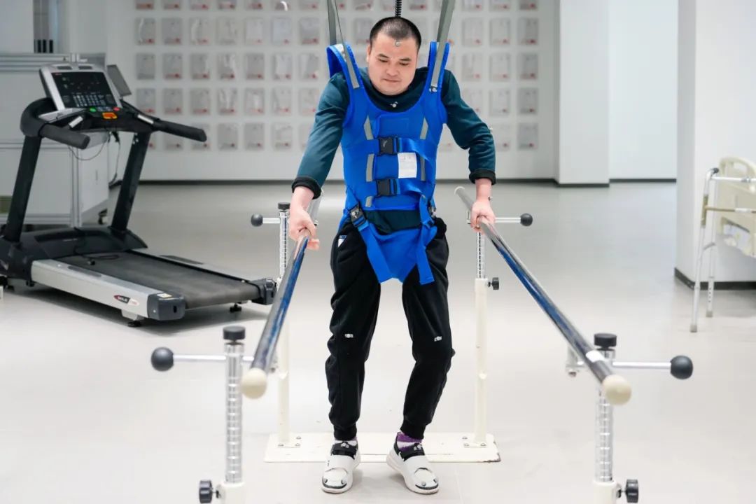 在術(shù)后第14天，患者依靠自身運(yùn)動意圖行走。復(fù)旦大學(xué)供圖