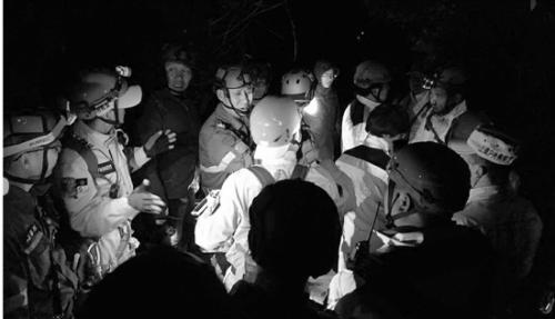 救援隊(duì)在龍山搜尋。