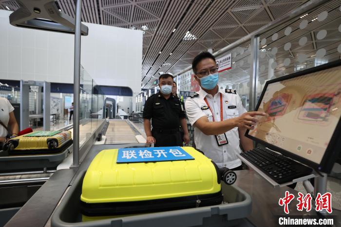 6月25日，在海口美蘭國際機(jī)場(chǎng)T2航站樓，工作人員對(duì)完成改造的設(shè)備進(jìn)行模擬測(cè)試?！∈Y啟明 攝