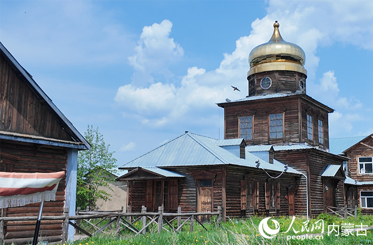 頗具特色的“木刻楞”房屋。人民網(wǎng)記者 齊浩男攝