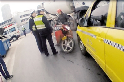 交巡警發(fā)現張師傅還是酒駕。 本報記者 甘俠義 攝