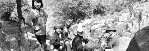 近日，資深驢友隨哥組織驢友到濟南仲宮太甲山游玩。圖為驢友正在山路上休息。隨哥供圖