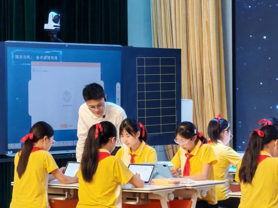 重慶科學(xué)城樹人思賢小學(xué)校教師執(zhí)教“S2C”示范課。