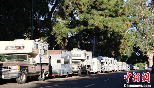 當(dāng)?shù)貢r(shí)間7月30日,美國(guó)硅谷山景城克里山托大道停靠的房車。越來(lái)越多的工薪階層無(wú)力負(fù)擔(dān)房租,選擇住在房車?yán)铩?lt;a target='_blank' _fcksavedurl='http://www.chinanews.com/'></table>中新社</a>記者 劉丹 攝