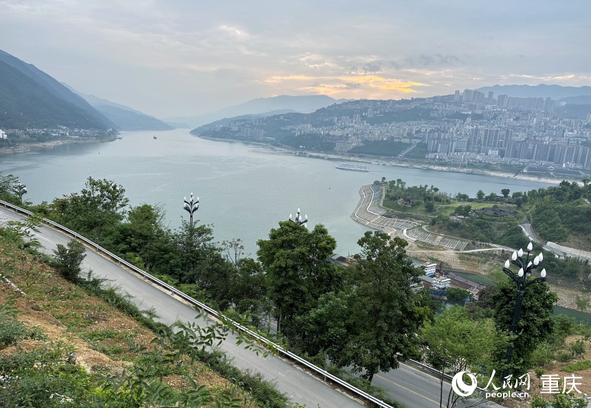 從巫山縣龍門街道江村遠眺，左側(cè)為三峽里·竹枝村，右側(cè)為巫山縣城。人民網(wǎng)記者 劉政寧攝