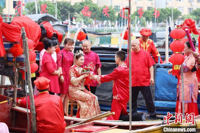 連家船民婚俗秀之迎親禮和成親禮。　林榕生 攝