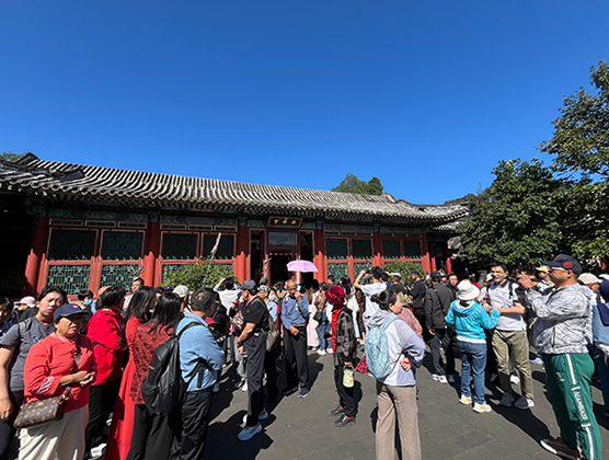 游客在頤和園游覽。人民網(wǎng)記者 李楠樺攝