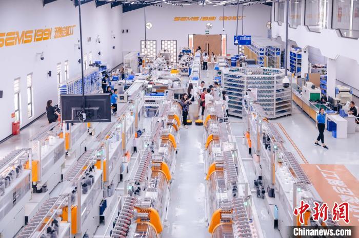 “高質量發(fā)展調研行”主題采訪活動來到福建莆田雙馳鞋業(yè)個性化定制示范工廠。　李南軒 攝