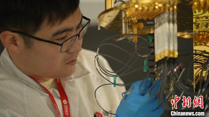 科研人員正在組裝超導(dǎo)量子計(jì)算機(jī)。