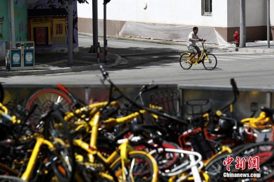 上海現(xiàn)共享單車“墳墓” 堆積如山場面壯觀。 張亨偉 攝