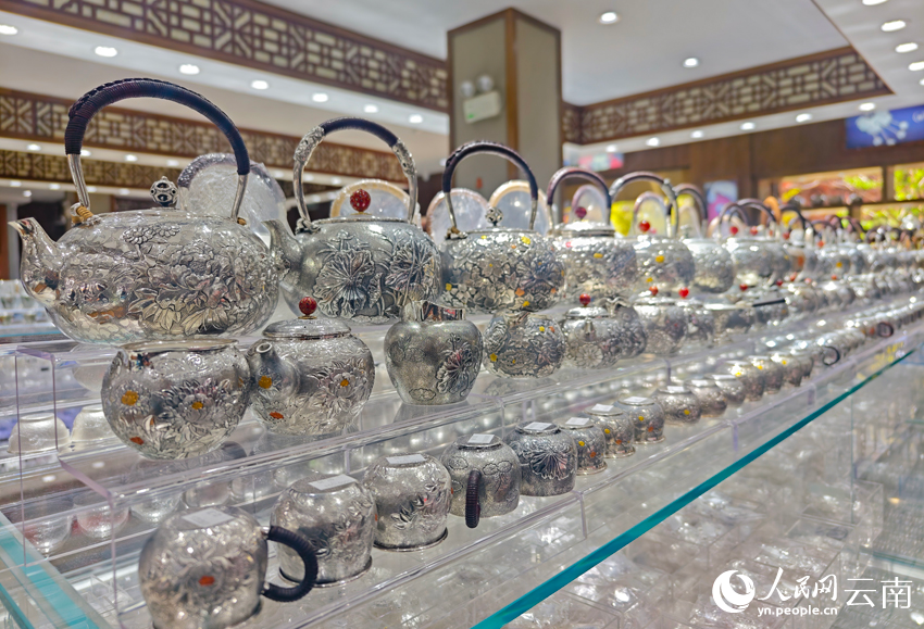 新華村一家銀器店里的各類銀器。人民網(wǎng)記者 符皓攝